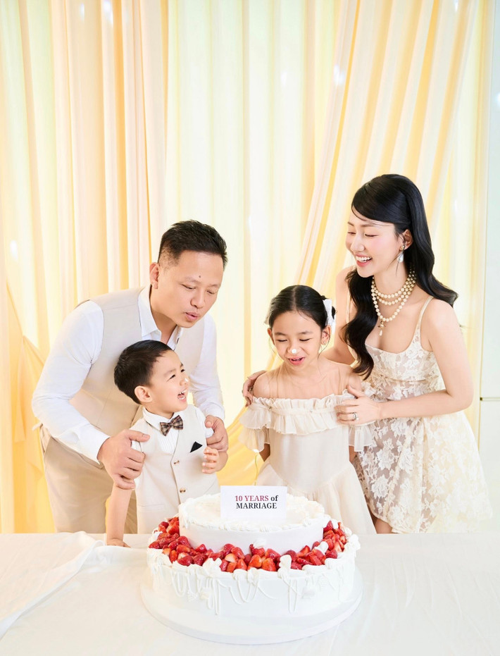 Điều khiến bộ ảnh thêm trọn vẹn là sự xuất hiện của hai con của Trà My. Trong một khoảnh khắc, cả gia đình cùng thổi nến bên chiếc bánh kem.
