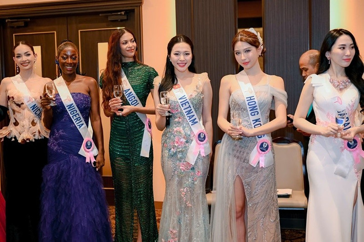 Đại diện Việt Nam chủ động giao lưu với các thí sinh. Đến với cuộc thi, Kiều Duy gửi tặng khăn rằn cho các mỹ nhân khác. Ảnh: FB Kiều Duy.