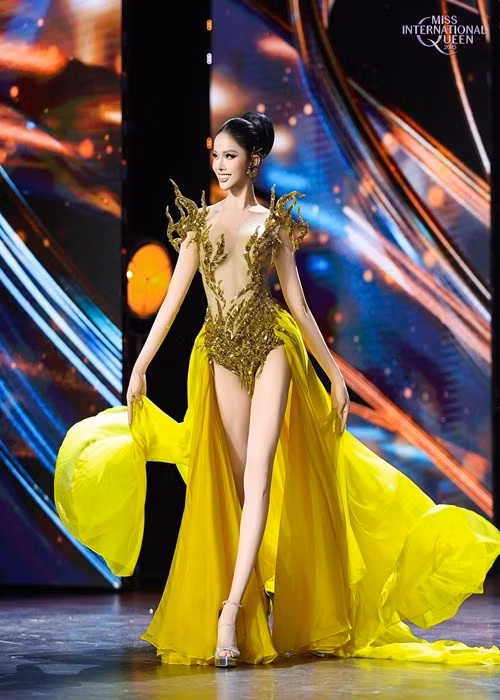 Ở phần thi trình diễn trang phục dạ hội, Hà Tâm Như diện chiếc váy vàng quyến rũ của Nguyễn Tiến Truyển. Ảnh: FB Hà Tâm Như.