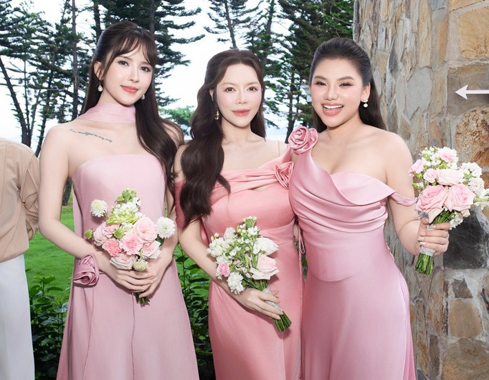 Lý Nhã Kỳ nói với "chú rể" Hoàng Công Thành rằng ngày 15/5/2025 là thứ năm rất đẹp, "anh nhất định phải cưới chị em trong ngày này".