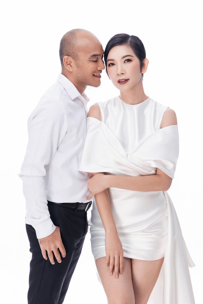 Xuân Lan viết: "Chúc chồng những điều tốt đẹp nhất bên cạnh vợ con. Hai vợ chồng cùng mình sát cánh, đồng hành và kiên trì nỗ lực để vượt khó khăn, đi thật chắc đến tương lai. Rồi 60 tuổi mình sẽ nghỉ hưu, cùng nắm tay nhau đi du lịch khắp thế gian. Rồi cùng ngắm mấy đứa nhỏ trưởng thành và hạnh phúc". Ảnh: FB Xuân Lan.