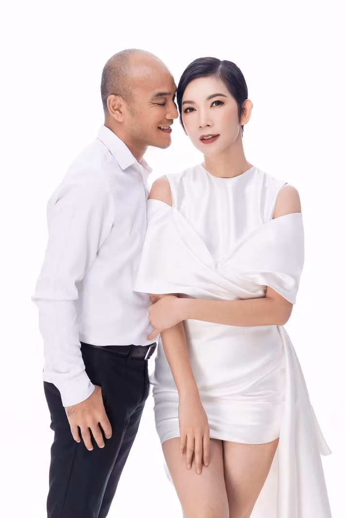 Xuân Lan viết: "Chúc chồng những điều tốt đẹp nhất bên cạnh vợ con. Hai vợ chồng cùng mình sát cánh, đồng hành và kiên trì nỗ lực để vượt khó khăn, đi thật chắc đến tương lai. Rồi 60 tuổi mình sẽ nghỉ hưu, cùng nắm tay nhau đi du lịch khắp thế gian. Rồi cùng ngắm mấy đứa nhỏ trưởng thành và hạnh phúc". Ảnh: FB Xuân Lan.