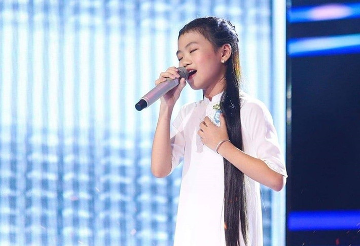 12 tuổi, Bảo Anh tham gia Giọng hát Việt nhí 2018. Theo Vietnamnet, trong vòng giấu mặt, Bảo Anh thể hiện ca khúc dân ca Câu hò bên bến Hiền Lương. Ảnh: FB Bảo Anh.
