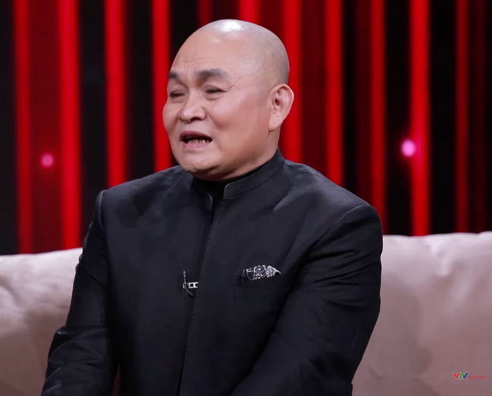 Tháng 7/2025, trước câu hỏi về những danh xưng như ;Vua hài đất Bắc’, ‘Vua hề Chèo’, nghệ sĩ Xuân Hinh chia sẻ trên Công Luận: “Tôi chỉ thích cái tên Xuân Hinh – kẻ chọc cười dân dã. Chương trình kỷ niệm 40 năm hoạt động nghệ thuật của tôi cũng lấy tên là 'Xuân Hinh – Kẻ chọc cười dân dã'”. Ảnh: Công Luận.