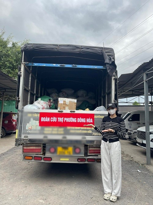 Hoa hậu Yến Nhi đi hỗ trợ người dân Đắk Lắk. "Vừa kết thúc sự kiện, Nhi cùng các anh chị ê-kíp cùng đơn vị vận chuyển đã cấp tốc xếp hàng để kịp chuyến xe ngày mai. Quý cô chú anh mình nếu đang ở khu vực TP HCM có thể quyên góp các nhu yếu phẩm để chung tay ủng hộ bà con ạ ! Yến Nhi xin thay mặt bà con cảm ơn tấm lòng của quý cô chú anh chị mình rất nhiều", cô chia sẻ. Ảnh: FB Yến Nhi.