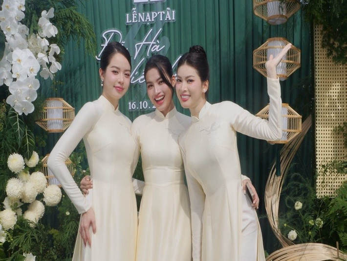 Dàn phù dâu trong lễ ăn hỏi của Đỗ Thị Hà sở hữu nhan sắc gây mê. Ảnh: FB Ngọc Thảo.