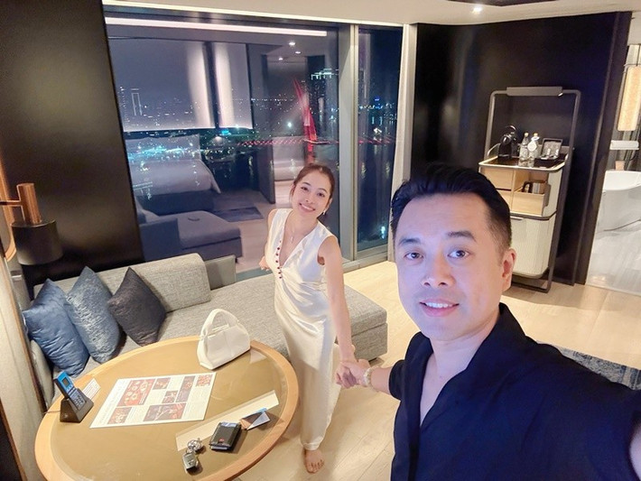 Dương Khắc Linh và Lưu Ngọc Duyên vừa kỷ niệm 6 năm ngày cưới. Cặp đôi ăn tối tại một khách sạn sang trọng. Ảnh: FB Lưu Ngọc Duyên.