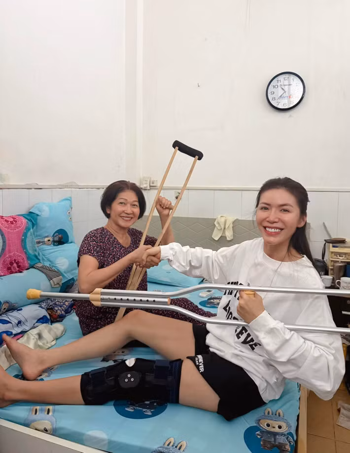 Nữ người mẫu chia sẻ hình ảnh bên mẹ ruột đồng thời viết: "Cùng nhau cố gắng, sang năm chạy đua cùng nhau nha má".