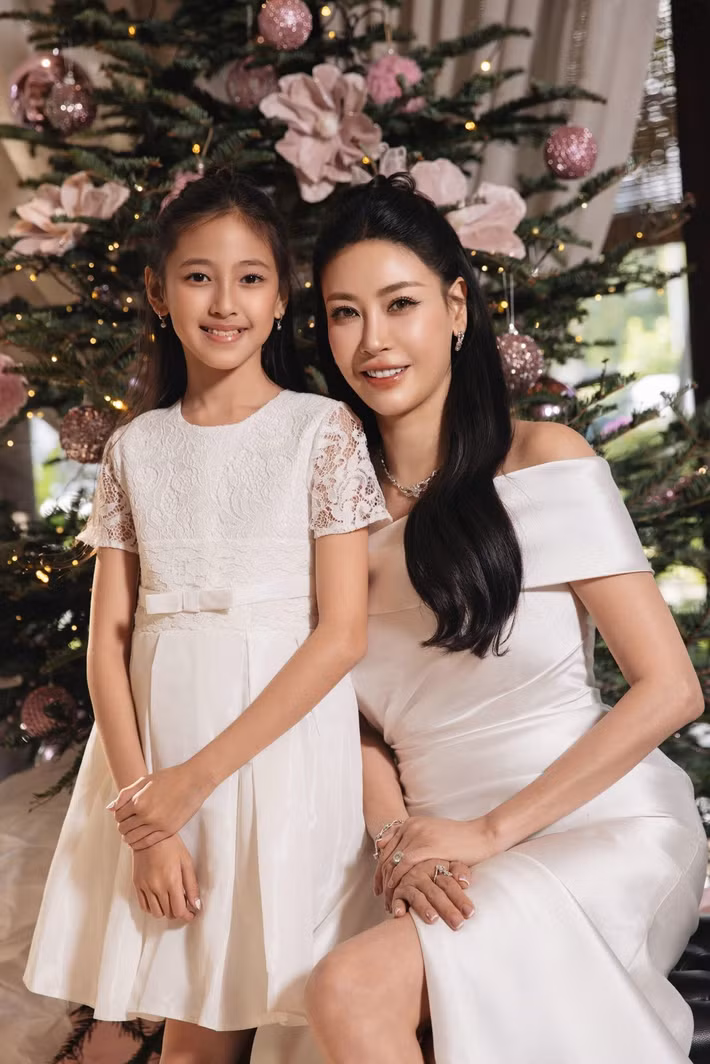Vivian – con gái út của Hà Kiều Anh (sinh năm 2015) được học nhiều bộ môn như ballet, piano, vẽ và bơi lội.