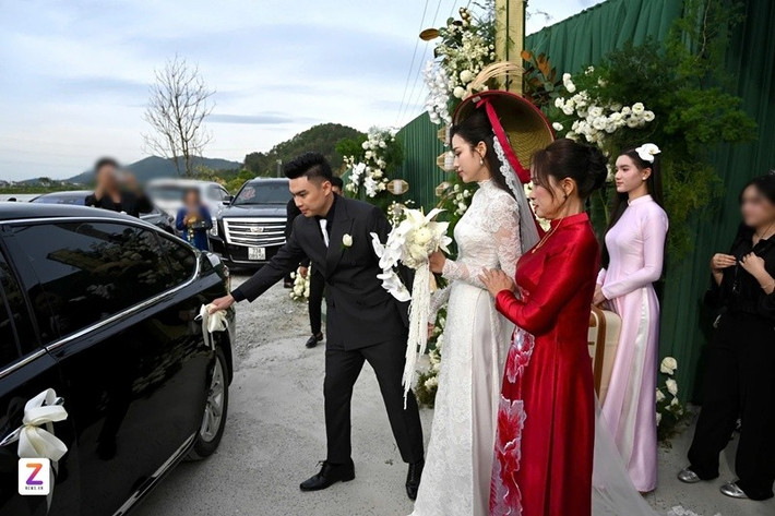 Hoàng Tú Quỳnh diện áo dài hồng khi làm phù dâu xách vali cho Đỗ Thị Hà về nhà chồng vào ngày 22/10. Ảnh: Znews.