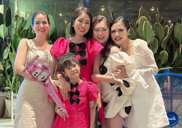 Vân Trang vui vẻ bên Lê Phương, Kha Ly và Thanh Trúc mỗi khi hội ngộ. Ảnh: FB Vân Trang.