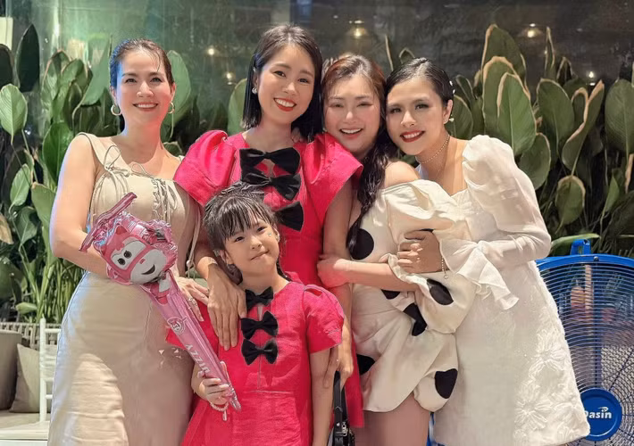 Vân Trang vui vẻ bên Lê Phương, Kha Ly và Thanh Trúc mỗi khi hội ngộ. Ảnh: FB Vân Trang.