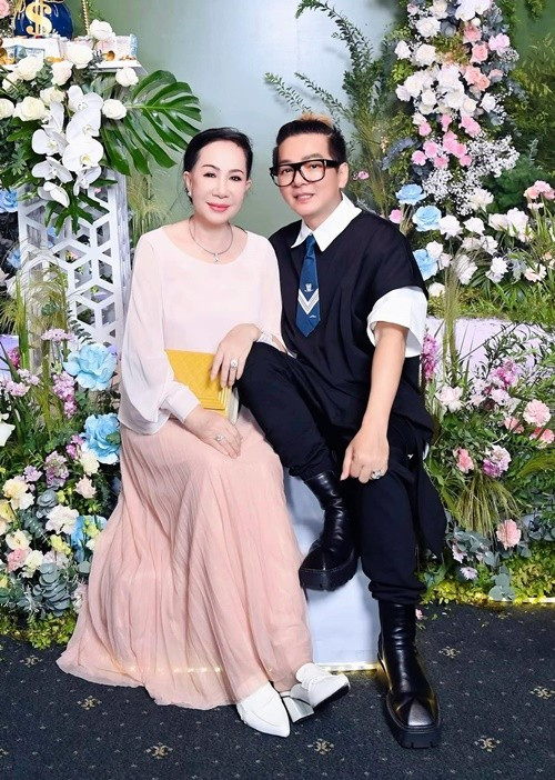 "Cô ấy hướng dẫn tôi từng cách đi đứng, nói chuyện ra sao cho giống phụ nữ nhất", nam ca sĩ cho biết. Ảnh: FB Vũ Hà.