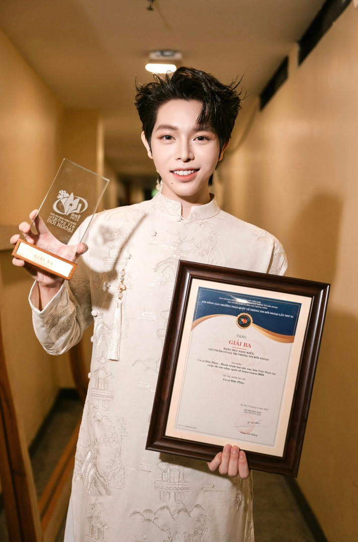 Chỉ trong 1 tuần của tháng 12/2025, nam ca sĩ giành đến 3 giải: Sáng kiến, sản phẩm có giá trị thông tin đối ngoại tại Lễ trao Giải thưởng toàn quốc về Thông tin Đối ngoại lần thứ XI, Ca sĩ sáng tạo truyền cảm hứng 2025 tại VCEP Artists 2025 và Sân khấu trình diễn truyền cảm hứng nhất của năm tại Male Icon Awards 2025.