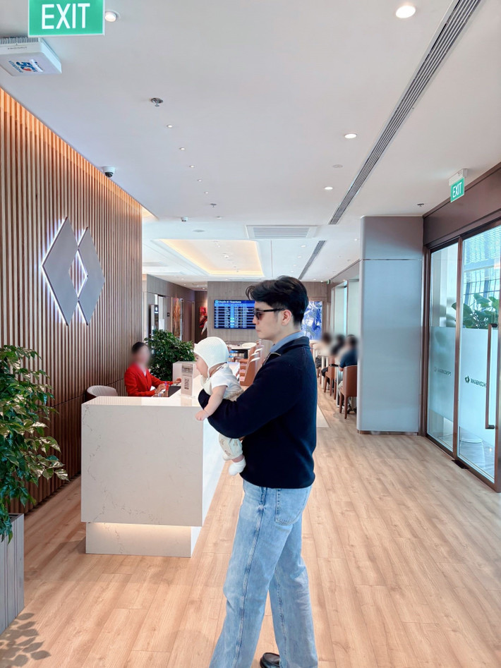 Trong chuyến bay, Huy Trần thường xuyên ẵm bồng con gái nhỏ. Ảnh: FB Ngô Thanh Vân.