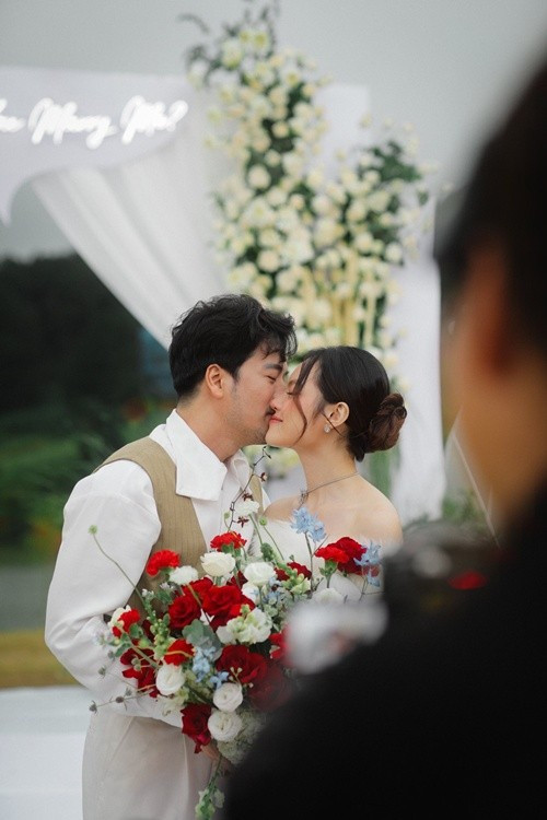 Nam diễn viên gửi lời cảm ơn đến bạn bè đã giữ bí mật, chuẩn bị và tạo nên một buổi cầu hôn ấm cúng, lãng mạn. Ảnh: FB Sunny Đan Ngọc.