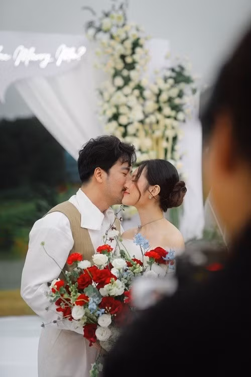 Nam diễn viên gửi lời cảm ơn đến bạn bè đã giữ bí mật, chuẩn bị và tạo nên một buổi cầu hôn ấm cúng, lãng mạn. Ảnh: FB Sunny Đan Ngọc.