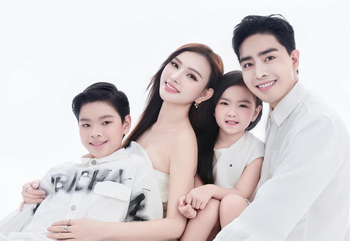 Kin Nguyễn và Thu Thủy có một cô con gái chung. Nữ ca sĩ còn có một cậu con trai riêng. Trong cuộc phỏng vấn với Vietnamnet, Thu Thủy cho biết, Kin Nguyễn đảm nhận chính việc đưa đón con trai đi học, dạy con học. Phía con trai Thu Thủy thoải mái tâm sự những chuyện thầm kín với Kin Nguyễn. Ảnh: FB Thu Thủy.