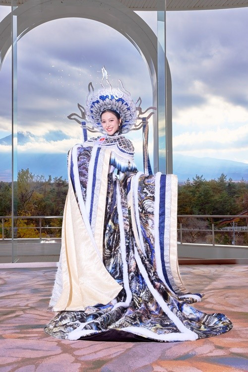 Phụ kiện vòng cổ bị gãy trong quá trình vận chuyển. Vì thế, Kiều Duy đã trình diễn trang phục mà không đeo phụ kiện này. Ảnh: Miss International.