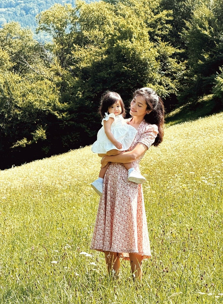 "Có em, mẹ biết sống trong từng phút giây là gì, và hiện tại này thật quý giá với mẹ. Mẹ biết mình đang sống trong thời khắc hạnh phúc nhất cuộc đời. Một ngày khi em lớn lên rời xa vòng tay của mẹ, ký ức khi em còn bé xíu sẽ là những điều ngọt ngào nhất để mẹ nhìn lại và mỉm cười", Hoàng My bày tỏ.