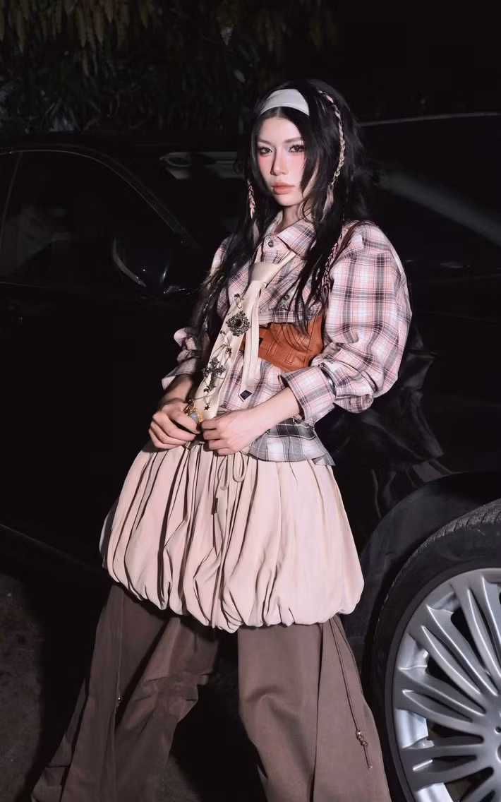 Lyhan hát hay, nhảy đẹp, biết sáng tác. Theo An Ninh Thủ Đô, “cỗ máy nhảy” có các ca khúc được yêu thích như Tình yêu ngủ quên, Nhân danh tình yêu. Ảnh: FB Lyhan.