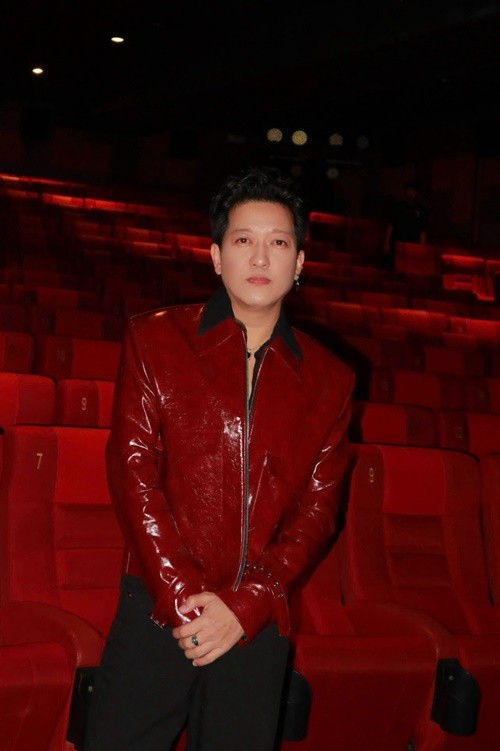 Nội dung phim Nhà ba tôi một phòng xoay quanh những mâu thuẫn nhỏ nhặt, khác biệt trong cách nghĩ giữa hai thế hệ cha và con gái trong một gia đình. Phim đưa nghề làm mắm truyền thống lên màn ảnh rộng. Người cha sống khắc khổ, giản dị, dè dặt, mong giữ gìn nghề truyền thống của gia đình trong khi cô con gái trẻ đầy khao khát theo đuổi giấc mơ thời trang. Ảnh: FB Trường Giang.