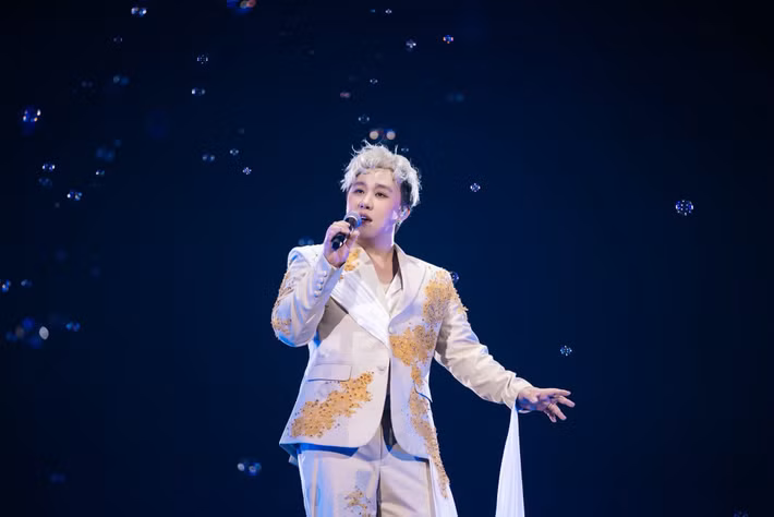 Trước khi nhiều lần vướng tranh cãi, Trung Quân Idol có hành trình âm nhạc ấn tượng. Nam ca sĩ bắt đầu gây chú ý sau khi vào top 8 Vietnam Idol 2010.