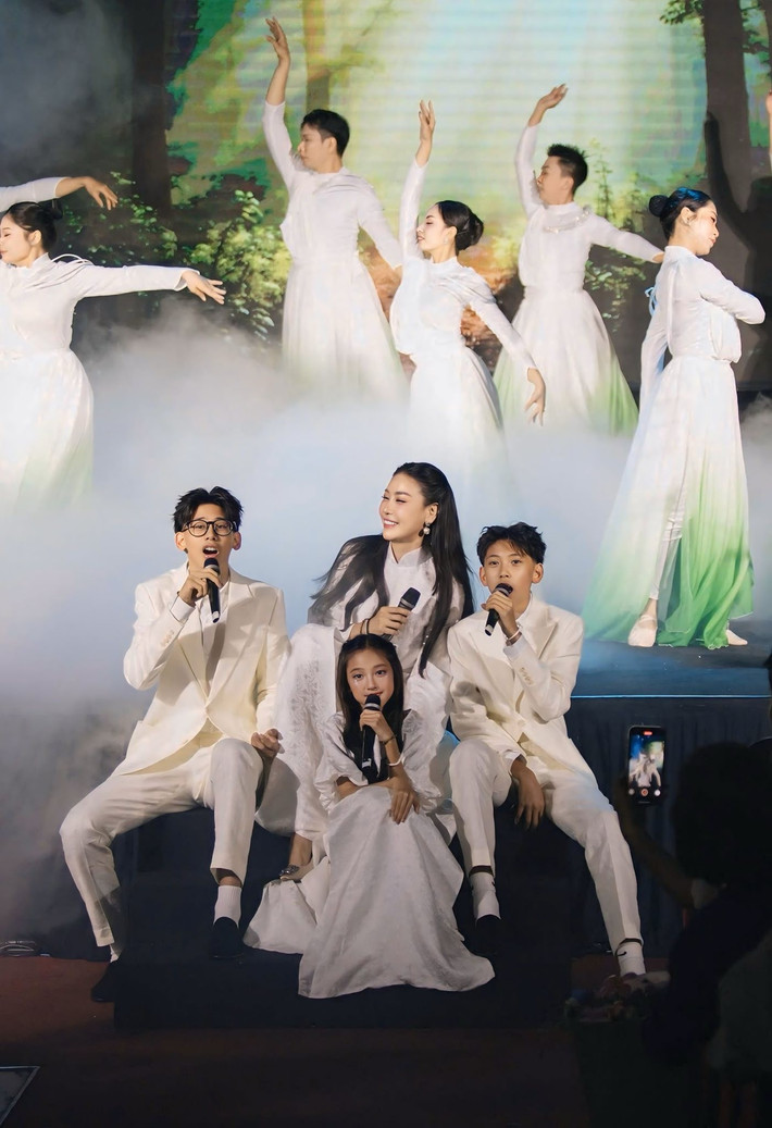 Chia sẻ về việc dạy dỗ các con, Hà Kiều Anh cho hay: "Kiều Anh là người mẹ nghiêm khắc trong ánh mắt của tất cả các con. Mẹ là người bắt con học rất nhiều, học từ sáng đến chiều. Kiều Anh muốn cho các con hiểu được rằng, muốn có thành tựu thì phải bỏ ra công sức, mới có được điều mình mong muốn".