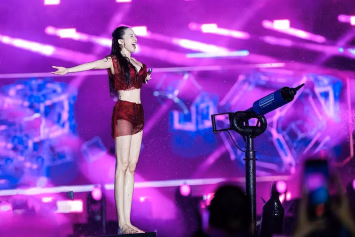 Nữ ca sĩ thay đến 4 bộ trang phục khi trình diễn. Ảnh: FB Tóc Tiên.