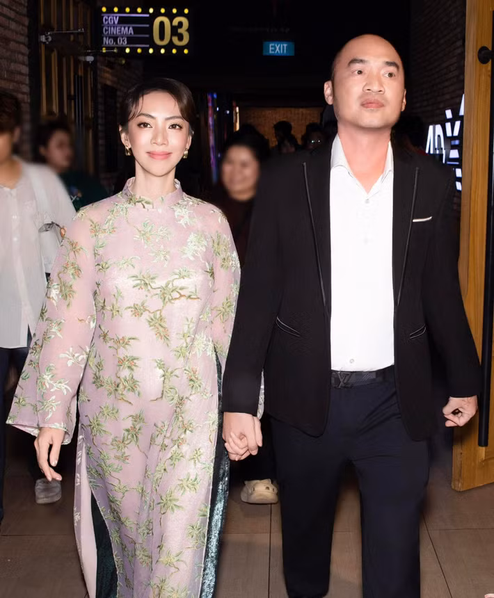 Tiến Luật nắm tay tình tứ Thu Trang trong buổi ra mắt phim. Ảnh: FB Thu Trang.