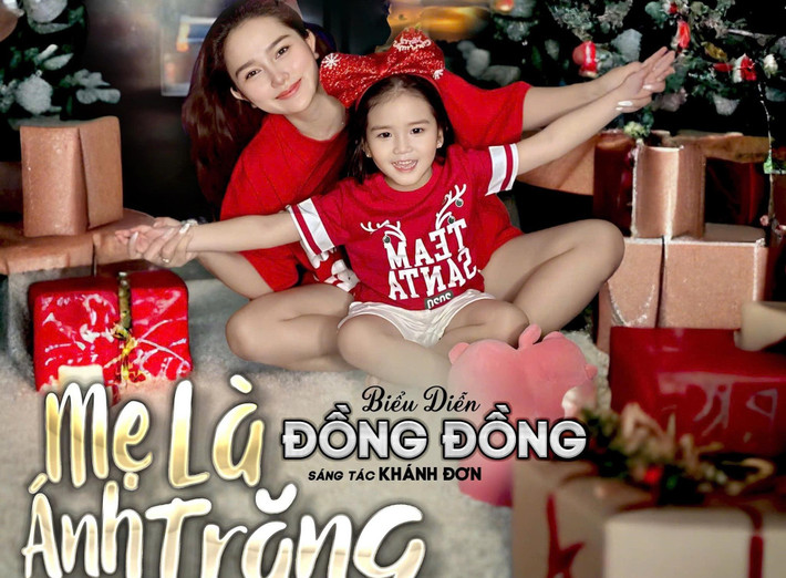 Khánh Đơn sáng tác ca khúc Mẹ là ánh trăng cho con gái. "Viết cả ngàn bài hát cho mấy nhỏ người yêu trước đây nhưng từ giờ thì viết cho nhỏ gái rượu Đồng Đồng. Đây là ca khúc đầu tiên cũng như là MV đầu tiên của Đồng Đồng. Mong cả nhà ủng hộ cho cháu nhé", nam ca sĩ chia sẻ. Ảnh: FB Khánh Đơn.