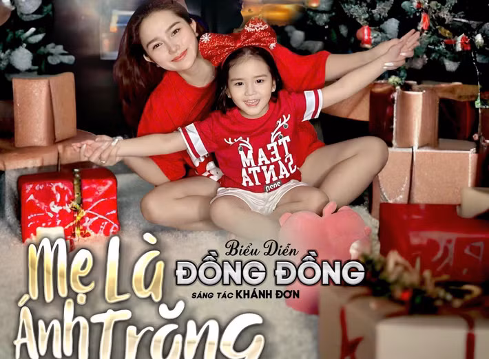 Khánh Đơn sáng tác ca khúc Mẹ là ánh trăng cho con gái. "Viết cả ngàn bài hát cho mấy nhỏ người yêu trước đây nhưng từ giờ thì viết cho nhỏ gái rượu Đồng Đồng. Đây là ca khúc đầu tiên cũng như là MV đầu tiên của Đồng Đồng. Mong cả nhà ủng hộ cho cháu nhé", nam ca sĩ chia sẻ. Ảnh: FB Khánh Đơn.