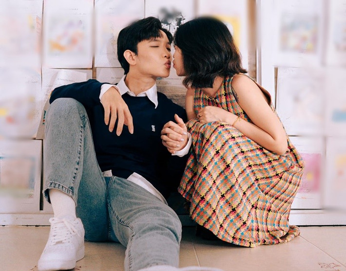 Một số bức ảnh ghi lại cảnh nam ca sĩ tựa sát, trao nụ hôn hay dành cho vợ ánh nhìn trìu mến. Bên cạnh đó là những khoảnh khắc đời thường như ngồi trò chuyện trước cửa nhà, cùng nhau đi chơi hay chụp ảnh kỷ niệm trong các chuyến đi.