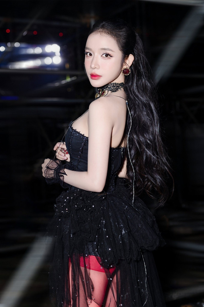 Nữ ca sĩ thường chuộng lối trang điểm tự nhiên, trong veo theo phong cách Hàn Quốc, sử dụng tông màu cam đào, hồng phớt nhẹ nhàng. Ảnh: FB LyLy.