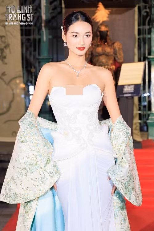 Dù chỉ đảm nhận một vai diễn nhỏ, Quỳnh Anh vẫn cảm thấy vinh dự khi hình ảnh của mình xuất hiện trang trọng trong khung hình giới thiệu. Nàng hậu Quỳnh Anh cho biết thêm, dù thời lượng xuất hiện ngắn, cô cùng ê-kíp đã chuẩn bị vô cùng kỹ lưỡng và tỉ mỉ. Ảnh: Fanpage Hộ linh tráng sĩ: Bí mật mộ Vua Đinh.