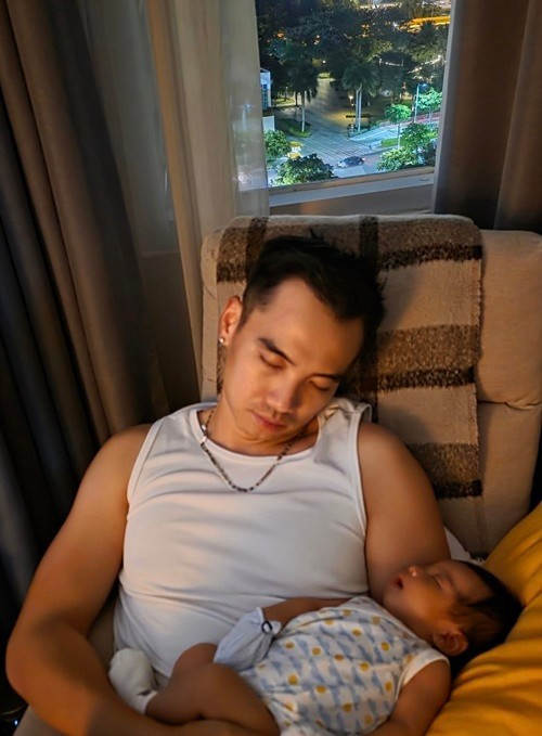 Tuấn Khôi luôn san sẻ với H'hen Niê công việc chăm sóc con gái. Ảnh: FB H'hen Niê.