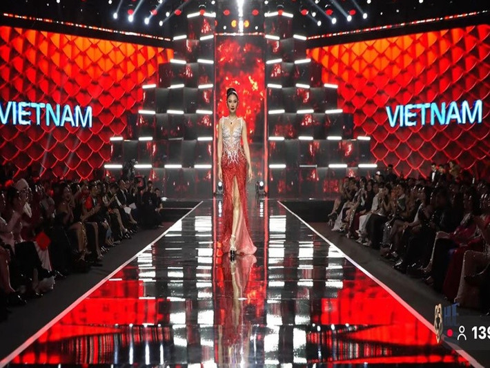 Theo ban tổ chức Miss Cosmo Vietnam, trang phục dạ hội của Phương Linh lấy cảm hứng từ tinh thần Eclipse - nơi ánh sáng và bóng tối giao thoa để định hình bản lĩnh. Ảnh: Tiền Phong.