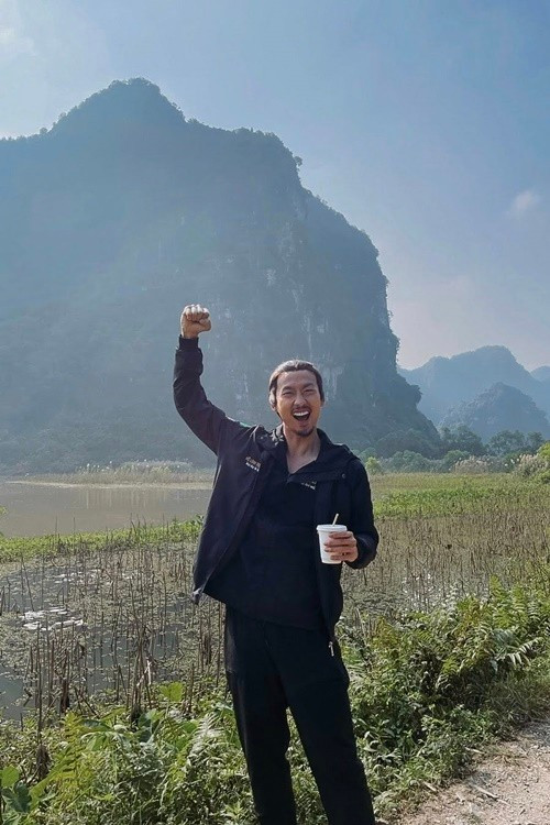 "Thật sự cảm ơn đạo diễn chú Bình cùng toàn bộ cô chú anh chị em diễn viên và tất cả tráng sĩ ê-kíp của bộ phim. Cảm ơn mọi người đã cho em một bộ phim quá đẹp, quá nhiều kỷ niệm và một nhân vật Nguyên Phong mà em sẽ nhớ rất lâu. Biết ơn vì đã được đồng hành, được sống hết mình với nghề trong dự án này. Nguyên Phong xin phép tạm chào, và hẹn gặp lại mọi người ngày phim ra rạp", Tuấn Trần chia sẻ. Ảnh: FB Tuấn Trần.