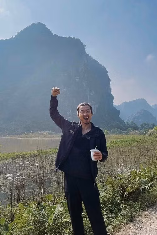 "Thật sự cảm ơn đạo diễn chú Bình cùng toàn bộ cô chú anh chị em diễn viên và tất cả tráng sĩ ê-kíp của bộ phim. Cảm ơn mọi người đã cho em một bộ phim quá đẹp, quá nhiều kỷ niệm và một nhân vật Nguyên Phong mà em sẽ nhớ rất lâu. Biết ơn vì đã được đồng hành, được sống hết mình với nghề trong dự án này. Nguyên Phong xin phép tạm chào, và hẹn gặp lại mọi người ngày phim ra rạp", Tuấn Trần chia sẻ. Ảnh: FB Tuấn Trần.