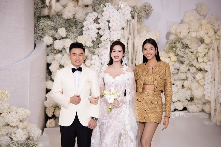 Á hậu Hoàng Thùy bắt được hoa cưới của Đỗ Thị Hà. Ảnh: Znews.