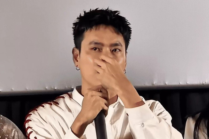 Kiều Minh Tuấn đang góp mặt trong phim Con kể ba nghe. Trong dự án nghệ thuật vừa ra rạp, anh đóng vai ông Thái - một nghệ sĩ xiếc ‘gà trống nuôi con’ sau khi vợ qua đời. Chia sẻ trên Tiền Phong, Kiều Minh Tuấn cho biết, anh khóc khi xem lại phim Con kể ba nghe vì nhớ người cha quá cố. Ảnh: Vietnamnet.