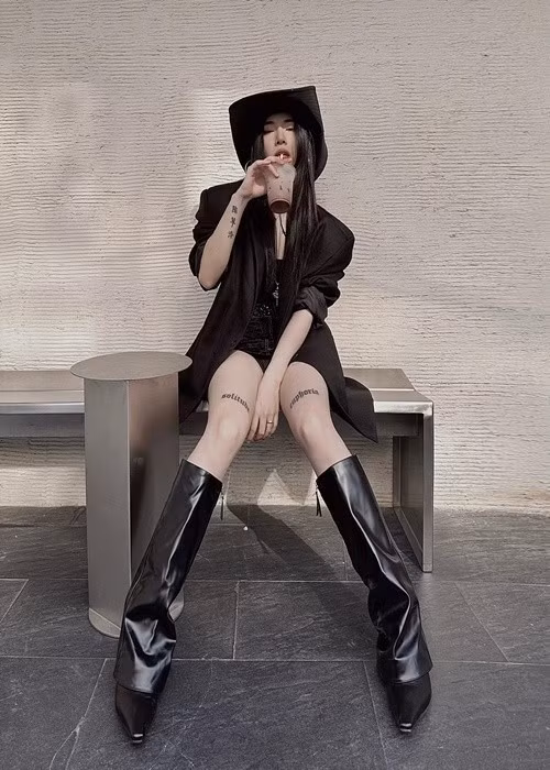 Nữ ca sĩ có một số hình xăm trên cánh tay, chân. Ảnh: FB Lyhan.