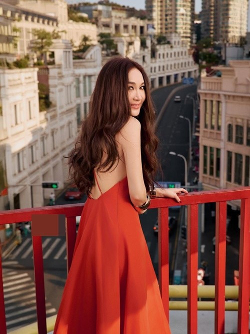 Ôn Bích Hà được xem là một trong những biểu tượng không tuổi của làng giải trí Hoa ngữ. Ảnh: Instagram Ôn Bích Hà.