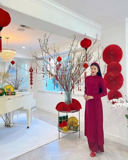 Định cư ở Mỹ từ năm 2018, hoa hậu sinh năm 1991 vẫn duy trì thói quen trang hoàng nhà cửa và mặc áo dài mỗi dịp đầu năm. Cô từng bày tỏ: “Áo dài sẽ luôn là một phần không thể thiếu trong những ngày Tết xa quê của mình”.