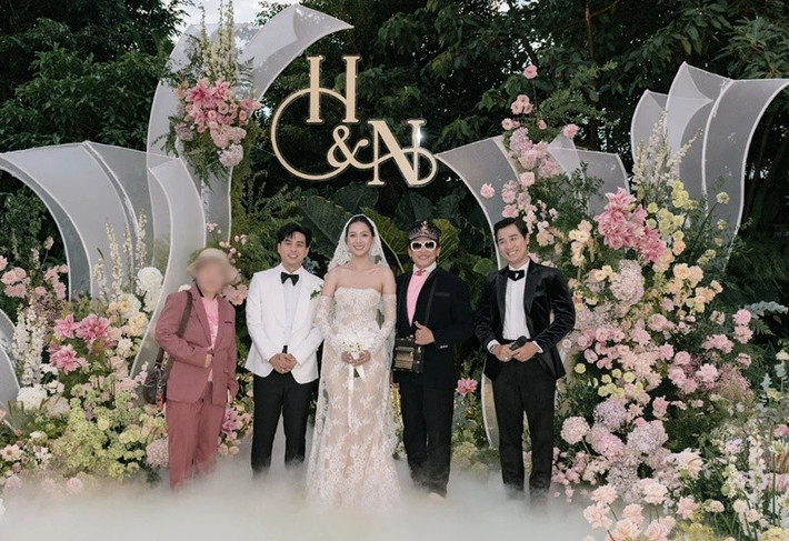 MC Thanh Bạch đến chúc mừng vợ chồng Hồ Quang Hiếu. Ảnh: Znews.