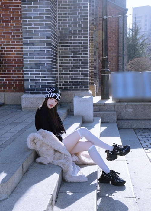 Lối trang điểm của Han Sara thiên về lớp nền mỏng nhẹ để tôn làn da sáng và giữ tổng thể tự nhiên.