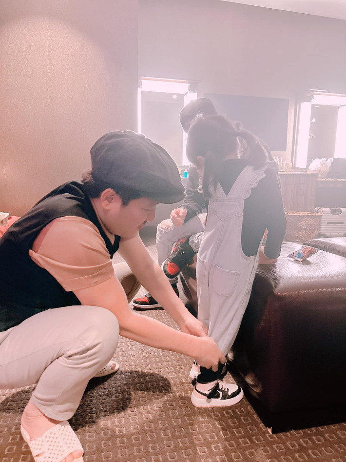 Trường Giang chăm sóc ái nữ đầu lòng từng ly từng tý như cõng xuống cầu thang, cắt tóc cho con, chơi đùa cùng ái nữ. Ảnh: FB Trường Giang.
