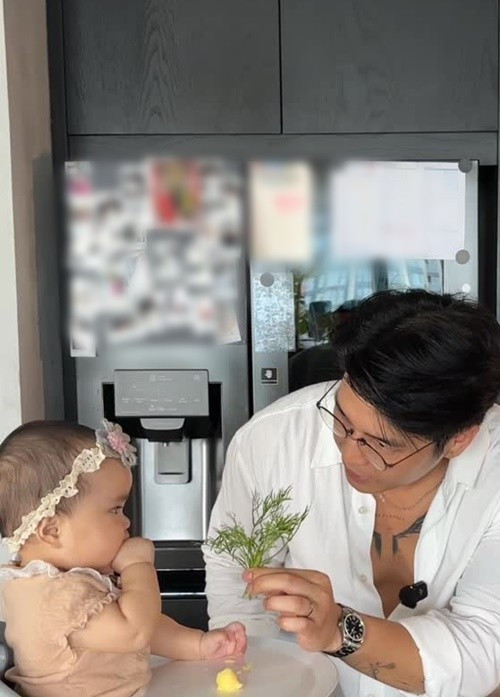 Huy Trần từng chia sẻ lý do công khai hình ảnh con gái là vì hai bên gia đình quá nóng lòng muốn khoe cháu. Ảnh: Instagram Huy Trần.