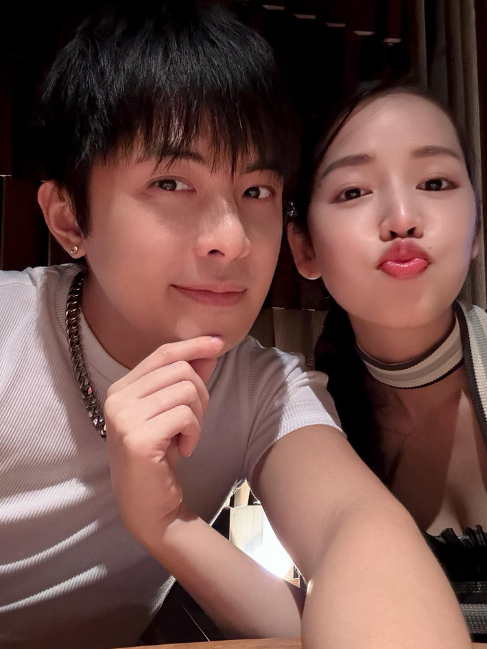 Gin Tuấn Kiệt yêu thương, chiều chuộng Puka. Nam ca sĩ chia sẻ trên Tiền Phong, khi vợ mang bầu, anh không yên tâm để cô ở nhà một mình trong lúc anh đi công tác xa. Ảnh: FB Gin Tuấn Kiệt.