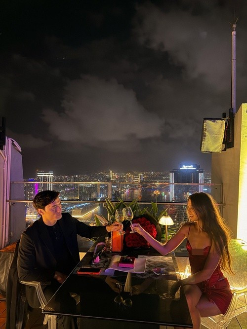 Chỉ cần ánh mắt và nụ cười cũng đủ thể hiện sự gắn bó bền chặt giữa Bùi Tiến Dũng và Dianka. Ảnh: FB Dianka Zakhidova.